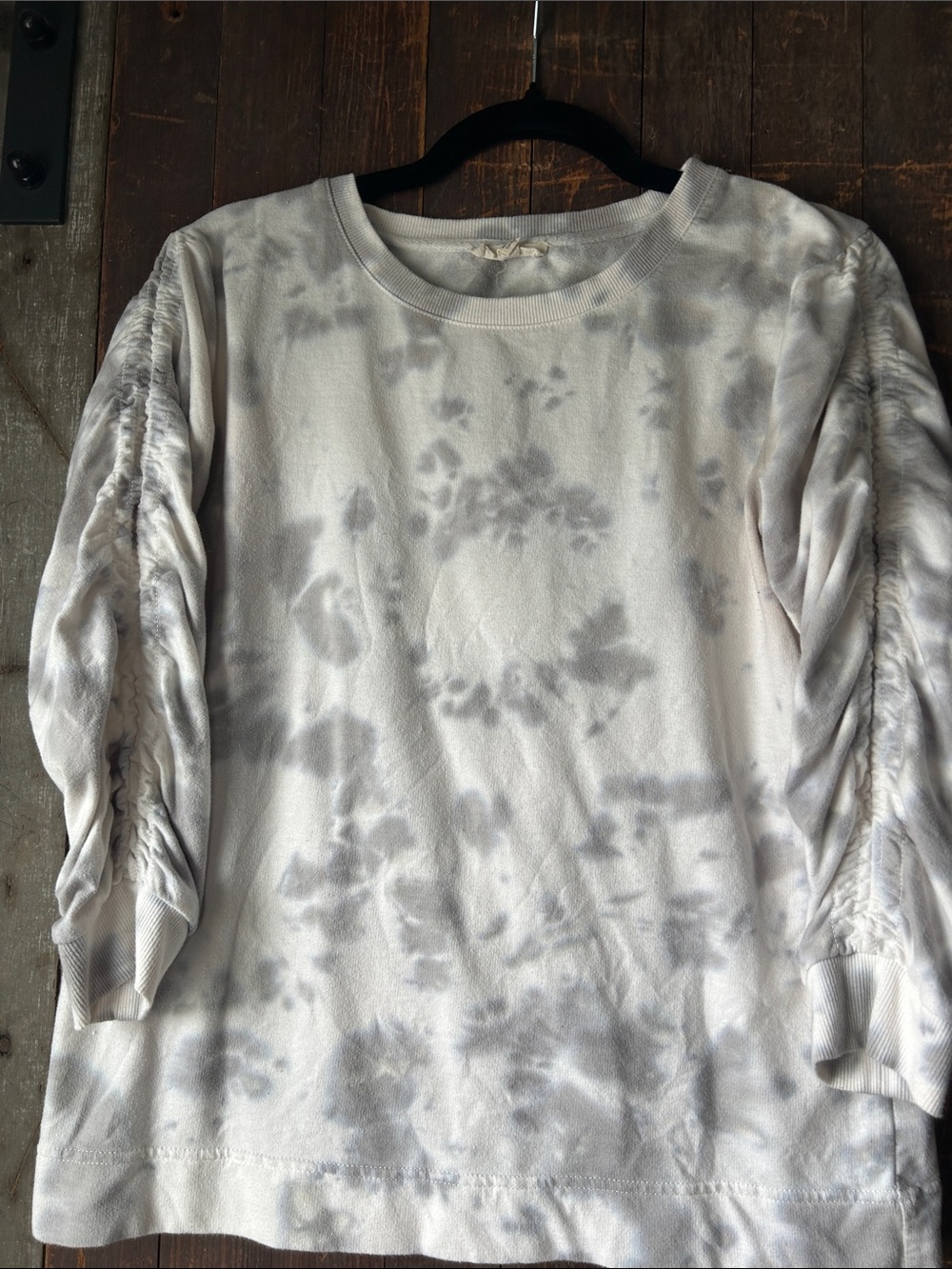 Jane and Delancey White and Light Gray Tie-Dye Ruched Sleeve Pullover
